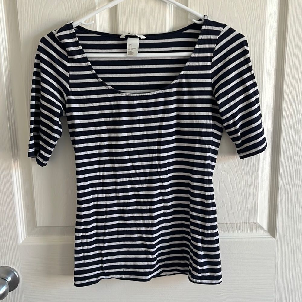 🌼3/$15🌼 Navy & White Striped Tee